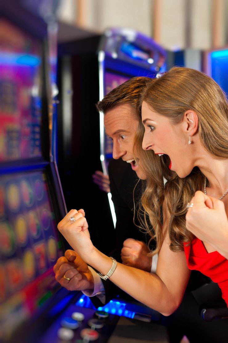 Tampilan dashboard platinumslot menampilkan kategori permainan: olahraga langsung, meja dealer, dan slot